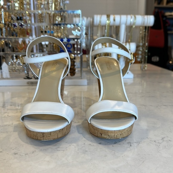 Michael Kors white leather heeled sandals size 7 - Picture 3 of 8